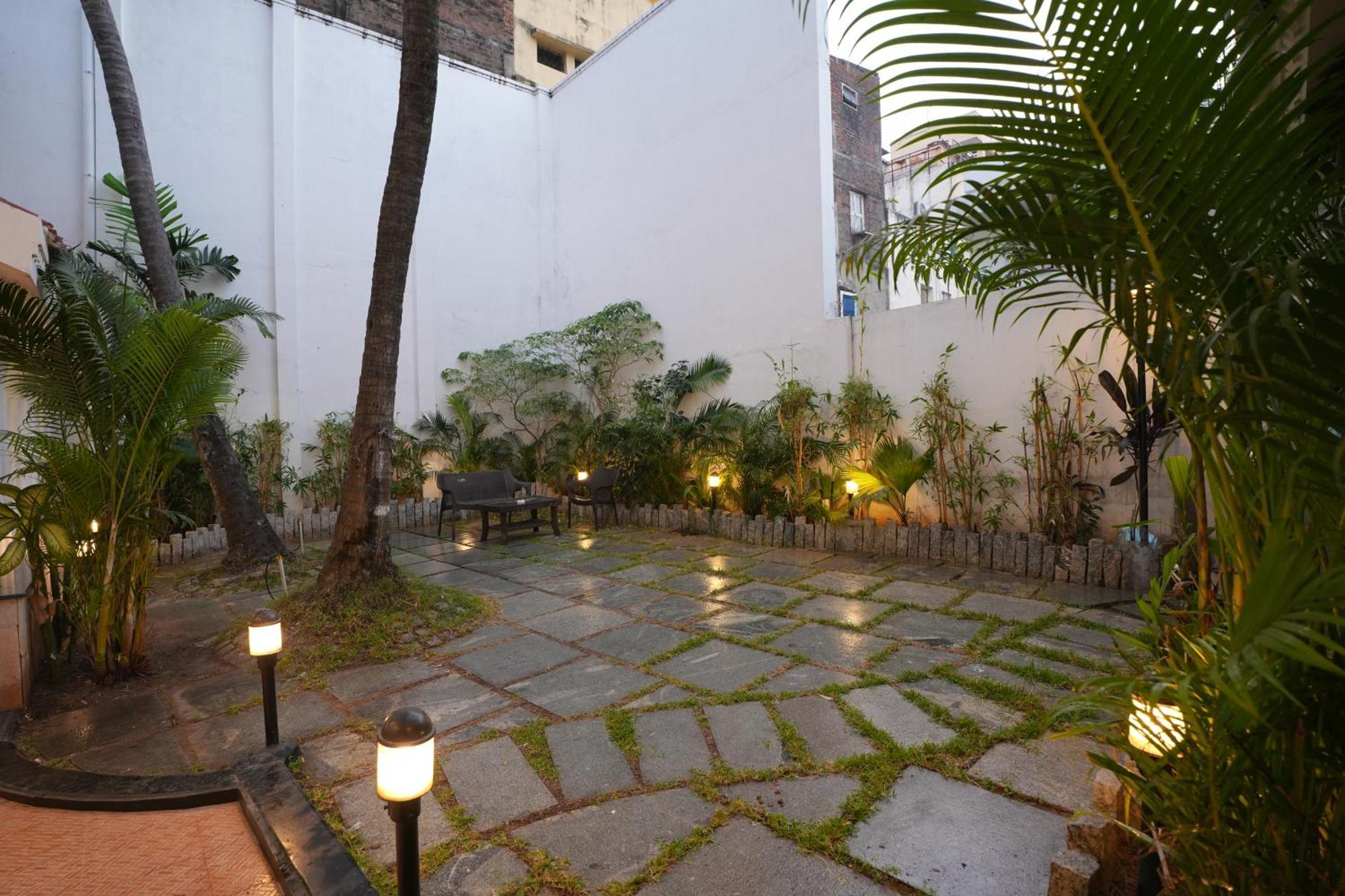 होटल Avenue 11 Boutique Residences, Poes Garden