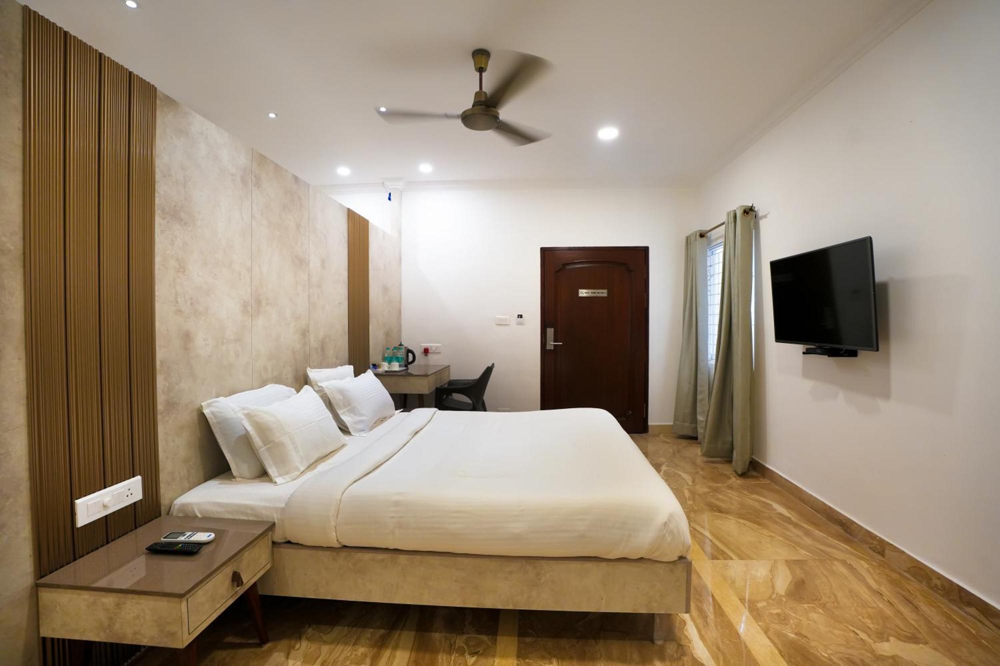 Avenue 11 Boutique Residences, Poes Garden होटल 3*
