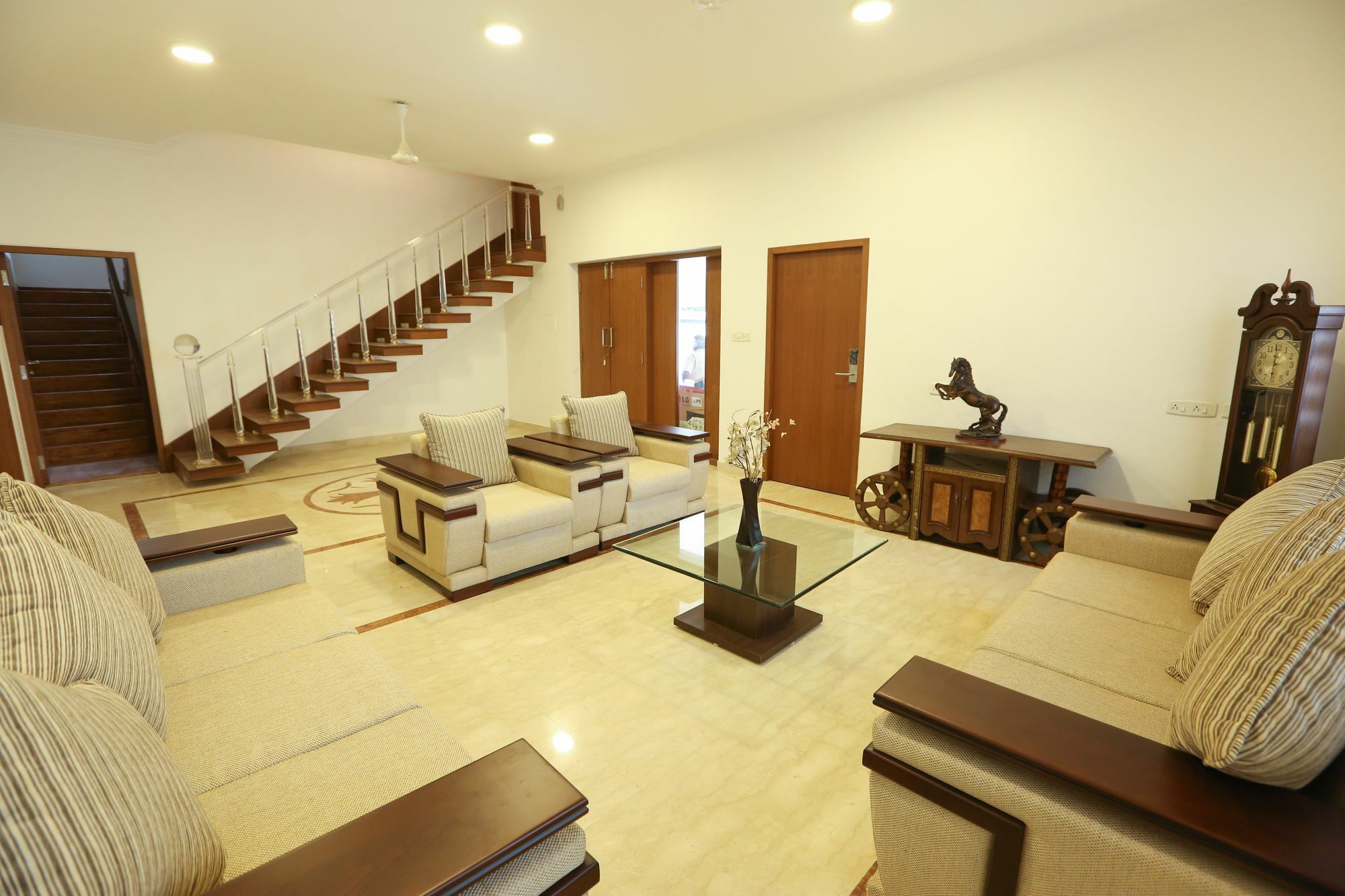 होटल Avenue 11 Boutique Residences, Poes Garden 3*